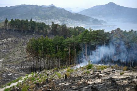　岩手県大槌町の山林火災現場＝２７日午前