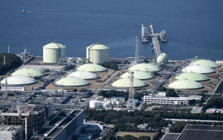 千葉県袖ケ浦市にある東京ガスのＬＮＧ基地＝３月（共同通信社ヘリから）