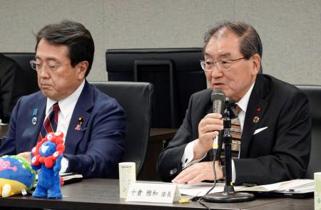 　検証委員会の会合で発言する日本国際博覧会協会の十倉雅和会長（右）＝２７日午後、東京都千代田区