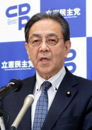 記者会見する立憲民主党の水岡代表＝２７日午後、国会