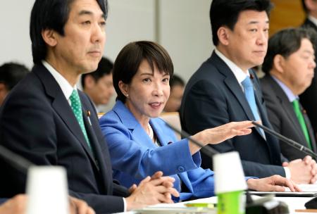 経済財政諮問会議で発言する高市首相（中央）＝２７日午後、首相官邸