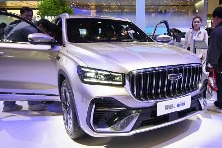 北京国際モーターショーで展示された、吉利汽車のＳＵＶタイプのＨＶ＝２６日、北京（共同）