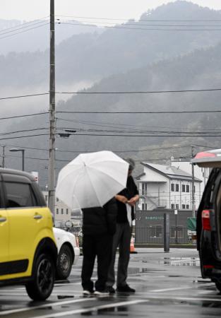 山林火災が続く中、雨となった岩手県大槌町＝２７日午後