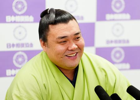 大相撲夏場所の番付が発表され、記者会見する霧島。１２場所ぶりに大関復帰となる＝２７日、両国国技館