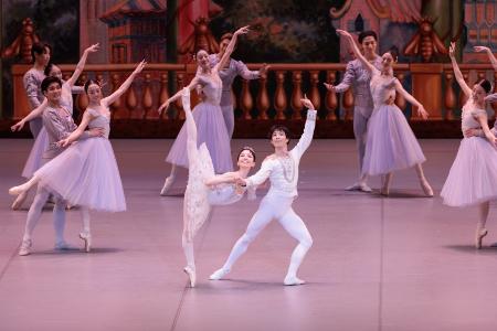 　東京バレエ団の「くるみ割り人形」で王子を踊る二山治雄（中央右）（Ｃ）Ｋｏｕｊｉｒｏ　Ｙｏｓｈｉｋａｗａ