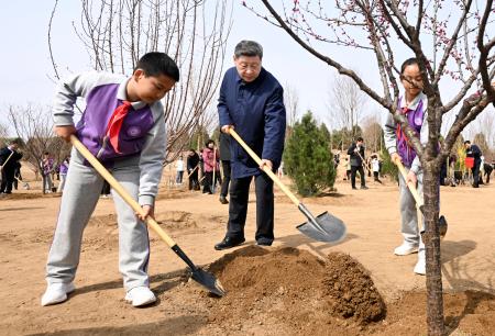 植樹活動に参加する中国の習近平国家主席（中央）＝３月３０日、北京郊外（新華社＝共同）