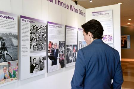 　２７日、米ニューヨークの国連本部で開かれた原爆展で写真を見る来場者（共同）