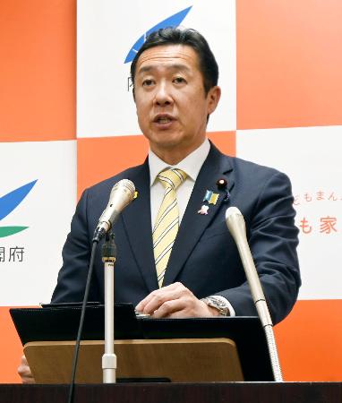 記者会見する黄川田アイヌ施策相＝２８日午前、東京・永田町