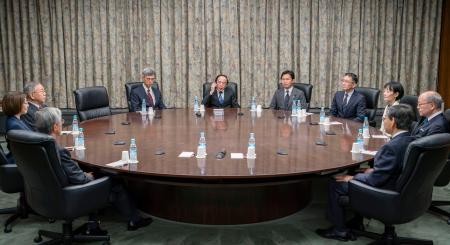 金融政策決定会合に臨む日銀の植田総裁(中央)ら=28日午前(代表撮影)