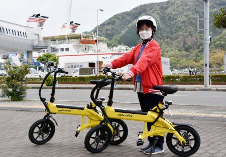 　境港観光協会が導入した特定小型原動機付き自転車＝２２日、鳥取県境港市