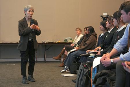米ニューヨークの大学で開かれたイベントで話す川副忠子さん＝２７日（共同）