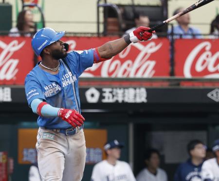 ９回日本ハム２死、カストロが左中間に決勝ソロを放つ＝ベルーナドーム