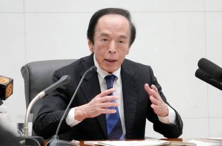 金融政策決定会合後、記者会見する日銀の植田総裁=28日午後、日銀本店