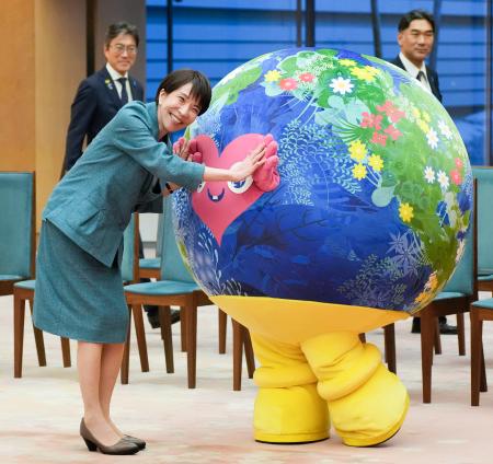 国際園芸博覧会のマスコットキャラクター「トゥンクトゥンク」とタッチする高市首相＝２８日午後、首相官邸