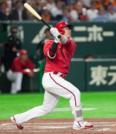 ５回広島１死一、二塁、坂倉が右越えに３ランを放つ＝東京ドーム
