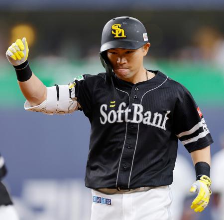 ８回、代打で勝ち越し打を放ちガッツポーズするソフトバンク・中村晃＝京セラドーム