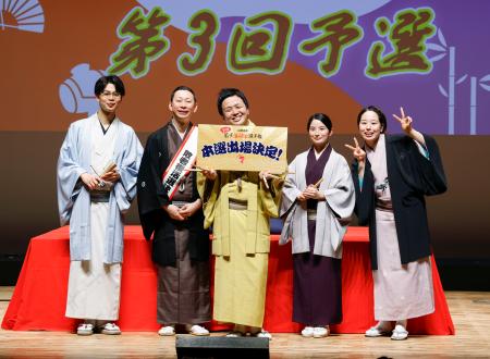 　「公推協杯　全国若手落語家選手権」の第３回予選で１位になった三遊亭ぐんまさん（中央）。（左端から）桂源太さん、春風亭朝枝さん、（１人おいて）鈴々舎美馬さん、古今亭雛菊さん＝２８日夜、東京都品川区