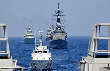 　隊列を組んで航行する各国の艦船。手前から２隻目は自衛隊の護衛艦「いかづち」＝２４日、南シナ海洋上（共同）