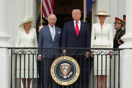 米ホワイトハウスでバルコニーに立つ（左から）カミラ英王妃、チャールズ英国王、トランプ米大統領、妻メラニアさん＝２８日（ＡＰ＝共同）