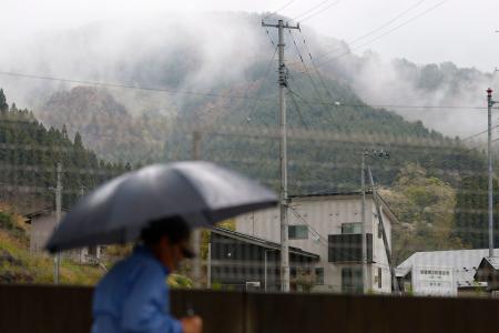 一時的に大雨が降り出した岩手県大槌町の山林火災現場付近=28日午後