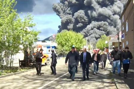 ２８日、ロシア南部トゥアプセの製油所から上がる黒煙（クラスノダール地方の知事の通信アプリから・タス＝共同）