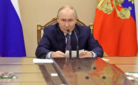 ２８日、政府高官会合を開いたロシアのプーチン大統領＝モスクワ（ロシア大統領府提供・共同）