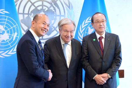 国連のグテレス事務総長（中央）と面会した広島市の松井一実市長（右）と長崎市の鈴木史朗市長＝２８日、米ニューヨークの国連本部（共同）