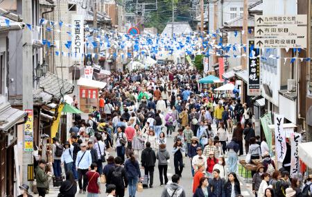 大勢の観光客らでにぎわう有田陶器市＝２９日午後、佐賀県有田町