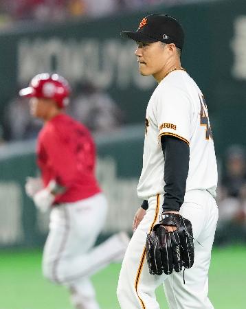５回、広島・坂倉（奥）に３ランを浴びた巨人・則本＝東京ドーム