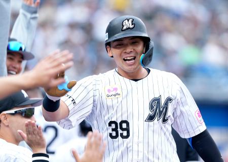 ４回、勝ち越しソロを放ち迎えられるロッテ・井上＝ＺＯＺＯマリン