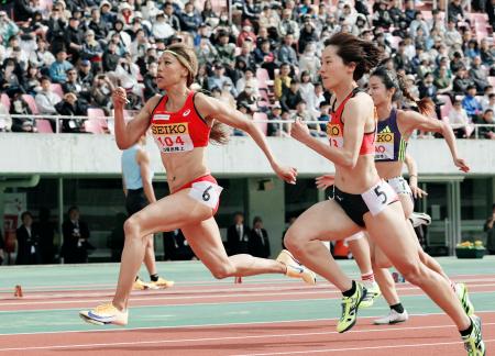 女子100メートル決勝 11秒72で優勝した君嶋愛梨沙(左)=ホットスタッフフィールド広島