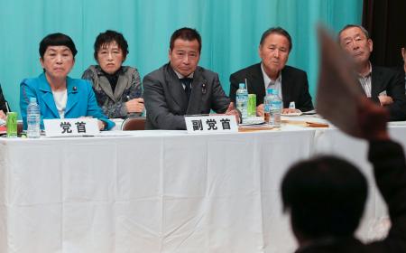 社民党大会で出席者の発言を聞く福島党首（左端）＝２９日午後、東京都千代田区