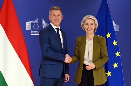 　会談したハンガリーのマジャル次期首相（左）と欧州連合（ＥＵ）のフォンデアライエン欧州委員長＝２９日、ブリュッセル（ゲッティ＝共同）
