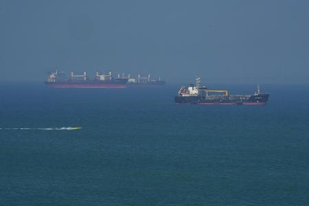 ２８日、イラン沖のホルムズ海峡に浮かぶ石油タンカー（ゲッティ＝共同）