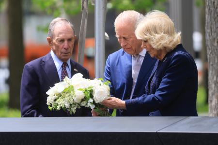 ２９日、米ニューヨークで米中枢同時テロ犠牲者の慰霊碑に花束をささげるチャールズ英国王（中央）とカミラ王妃（右）（ゲッティ＝共同）