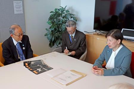米ニューヨークの国連本部で、国連軍縮担当上級代表の中満泉事務次長（右）と会談する日本被団協の浜住治郎さん（左）＝２９日（共同）