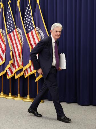 連邦公開市場委員会（ＦＯＭＣ）後の最後の記者会見を終えて退出するパウエルＦＲＢ議長＝２９日、ワシントン（ロイター＝共同）