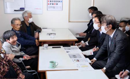 水俣病患者らの支援施設を訪問し、胎児性患者の坂本しのぶさん（左手前）らと面会する石原環境相（右手前）＝３０日午後、熊本県水俣市（代表撮影）　