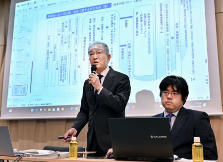 最終報告を発表する公式戦番勝負対局規定検討委員会の伊丹俊彦委員長（左）＝３０日午後、東京都渋谷区の将棋会館