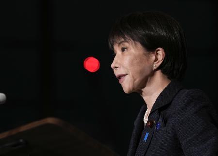 　イランのペゼシュキアン大統領と電話会談し、記者団の取材に応じる高市首相＝３０日午後、首相官邸