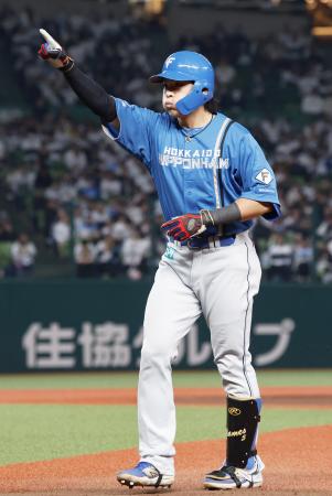 １１回、勝ち越し打を放ち、ポーズをとる日本ハム・野村＝ベルーナドーム