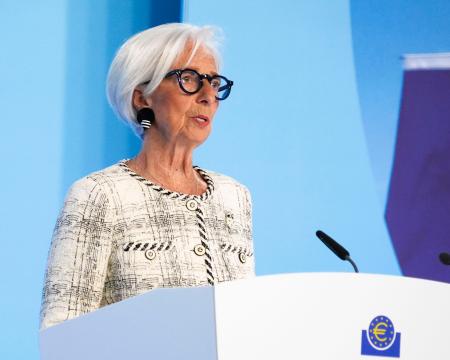 記者会見するＥＣＢのラガルド総裁＝３０日、ドイツ・フランクフルト（共同）