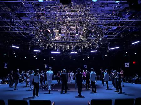 　「ＫＡＧＡＭＩ」の上演風景＝２０２６年、香港（ｖｉａ　Ｔｉｎ　Ｄｒｕｍ）