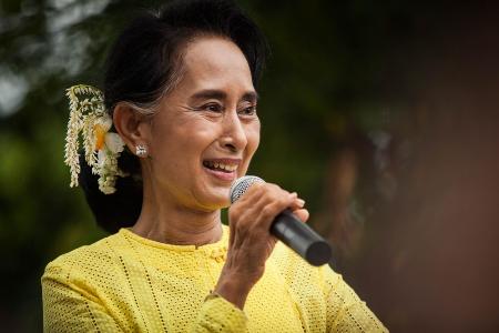 ミャンマー・コームーで、選挙活動をするアウンサンスーチー氏=2015年10月(ゲッティ=共同)