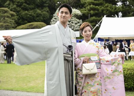 春の園遊会に招かれ、ポーズをとるフィギュアスケート・ペアの三浦璃来さん（右）と木原龍一さん＝４月１７日、東京・元赤坂の赤坂御苑