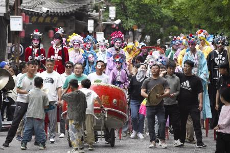 労働節に伴う大型連休中、大勢の人でにぎわう中国河南省鶴壁市の観光地=昨年5月(共同)