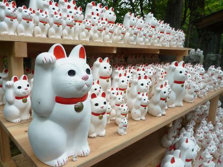 奉納された大小さまざまな招き猫＝２０１５年、東京都世田谷区の豪徳寺