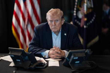 3月2日に公開された、対イラン軍事作戦を見守るトランプ米大統領の写真(ホワイトハウス提供・ゲッティ=共同)