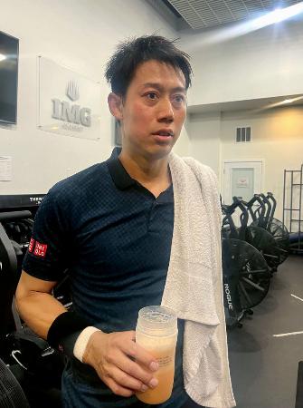 　４月８日、取材に応じる男子テニスの錦織圭＝フロリダ州ブラデントン（共同）