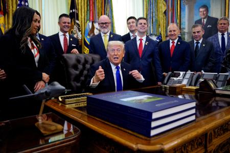 ４月３０日、ワシントンのホワイトハウスで記者団に話すトランプ米大統領（中央）（ゲッティ＝共同）